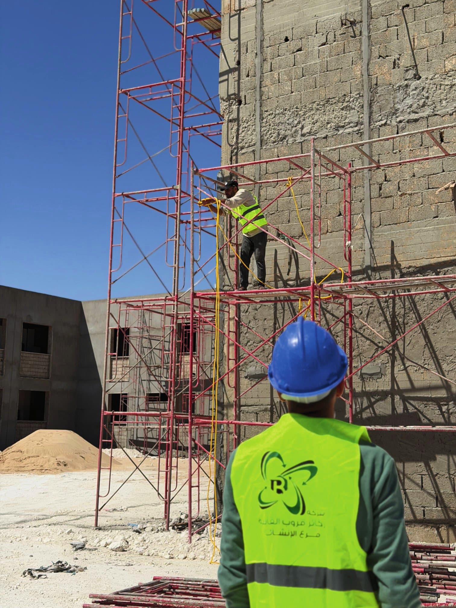 عامل من فريق ركائز على السقالات في موقع العمل